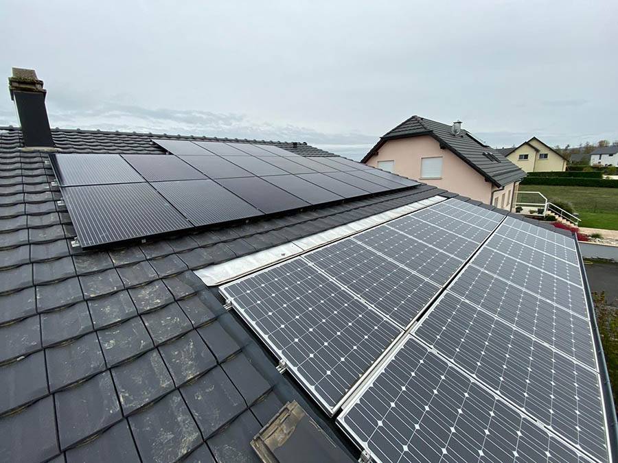 Comment entretenir des panneaux solaires photovoltaïques dans une maison de la région Grand Est à Strasbourg?